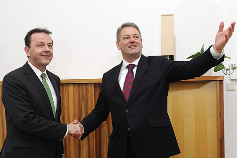 Der scheidende Landwirtschaftsminister Nikolaus Berlakovich (ÖVP) und Andrä Rupprechter (Minister für Land-/Forstwirtschaft/Umwelt/ÖVP)