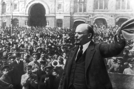 Lenin adressiert die Menge