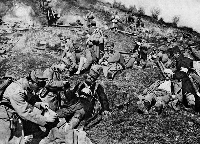 „Erste Hilfe“. Versorgung von Verwundeten auf dem
Gefechtsfeld, Okolista-Gebirge, Serbienfeldzug, 1915/16