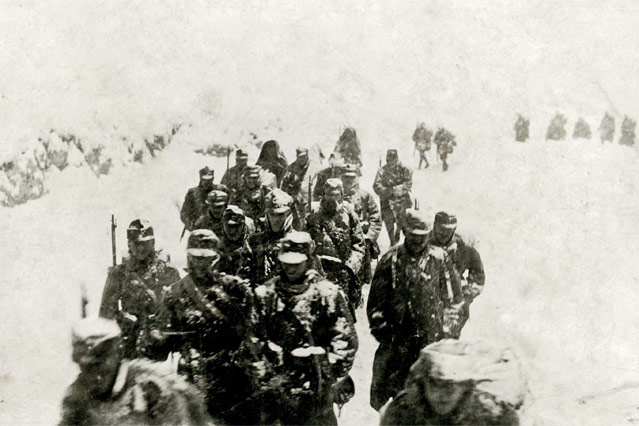 Auf der Fricca-Straße marschierende Infanterie im
Schneesturm, Winteroffensive, 11. Armee, Südtirol, 1917