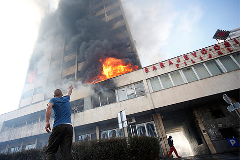 Brennendes Regierungsgebäude in Tuzla