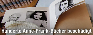 Zerstörtes Buch mit Foto von Anne Frank