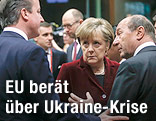 Großbritanniens Premierminister David Cameron, die deutsche Bundeskanzlerin Angela Merkel und Rumäniens Präsident Traian Basescu auf dem EU-Gipfel