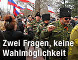 Kosaken marschieren vor dem Krim-Parlament