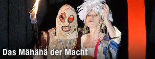 Sophie Rois und ein Ensemblemitglied in "Die Krönung Richards III" im Burgtheater