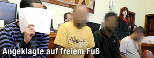 Beschuldigte auf der Anklagebank vor Beginn eines Prozesses wegen Schlepperei am Landesgericht Wiener Neustadt