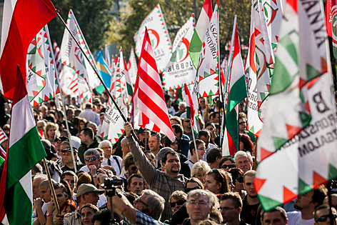 Jobbik-Anhänger schwingen Fahnen