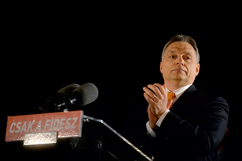 Ungarns Premierminister Viktor Orban applaudiert seinen Unterstützern