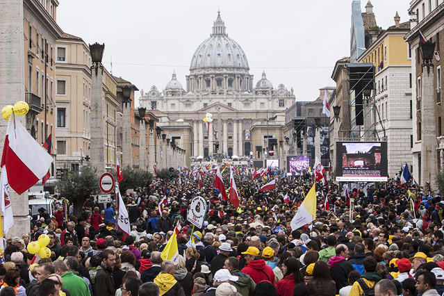 Menschenmenge vor dem Petersplatz in Rom