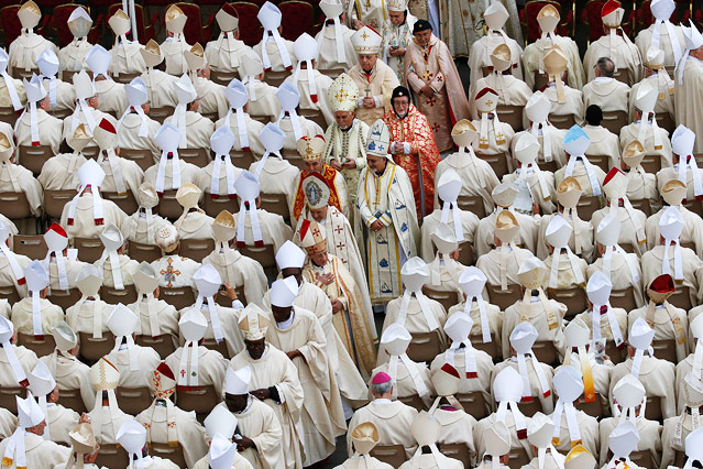 Bischöfe nehmen vor der Zeremonie ihren Platz ein