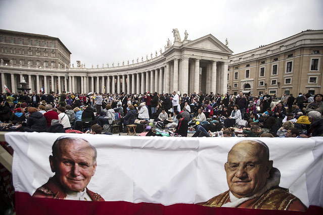 Porträts der ehemaligen katholischen Kirchenoberhäupter Johannes XXIII. und Johannes Paul II. auf dem Petersplatz in Rom