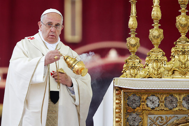Papst Franziskus mit Weihrauch