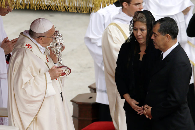 Papst Franziskus küsst die Reliquie von Johannes Paul II.