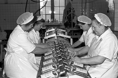 Arbeiterinnen am Fließband einer Spirituosenfabrik in Dresden 1958