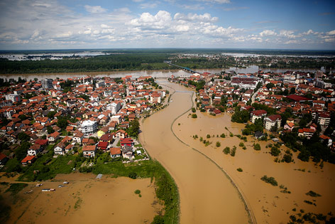 Luftaufnahme der überfluteten Stadt Brcko