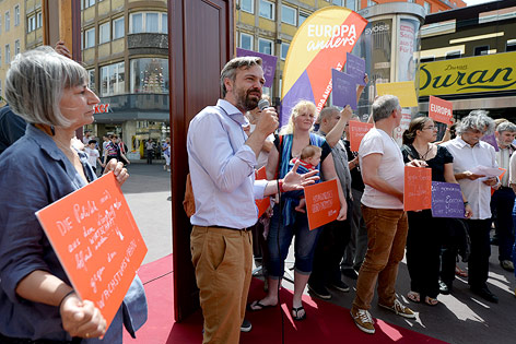 "EUROPA ANDERS"-Spitzenkandidat Martin Ehrenhauser beim Wahlkampfabschluss