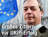 UKIP-Parteichef Nigel Farage vor einer EU-Fahne