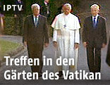 Papst Franziskus mit Israels Präsidenten Schimon Peres und Palästinenser-Präsident Mahmud Abbas im garten des Vatikan