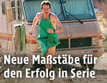 Bryan Cranston läuft in der Serie "Breaking Bad" nur mit einer Schürze bekleidet vor einem Wohnmobil