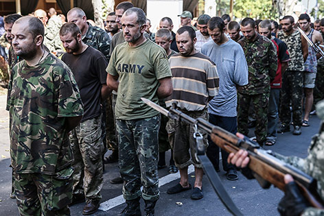 Gefangene Soldaten von Separatisten bewacht