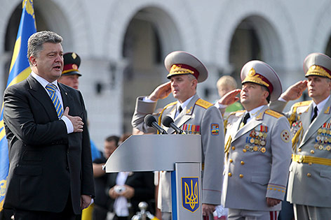 Ukrainische Präsident Petro Poroschenko singt Hymne