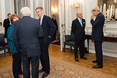 Catherine Ashton spricht mit den Außenministern Frank-Walter Steinmeier und Philip Hammond, John Kerry spricht mit Laurent Fabius