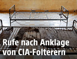 Zwei Betten ohne Matratze in einer ehemaligen Folterkammer