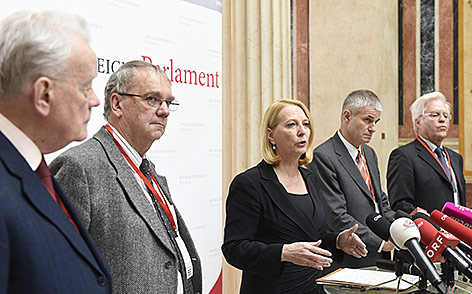 Klaus Hoffmann, Verfahrensanwalt Bruno Binder, Nationalratspräsidentin Doris Bures, Verfahrensrichter Walter Pilgermair und Walter Hellmich