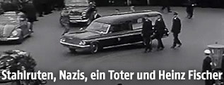 Leichenwagen beim Trauerzug für Ernst Kirchweger
