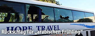 Zerschossene Fensterscheiben eines Reisebusses