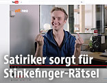 Screenshot eines Youtube-Videos mit Comedien Jan Böhmermann, der den Stinkefinger zeigt