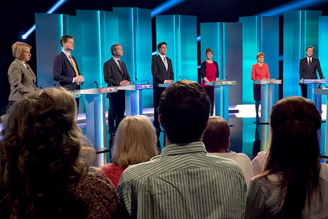 Kandidaten von sieben britischen Parteien bei der einzigen Fernsehdabatte vor der Parlamentswahl am 7. Mai