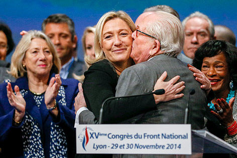 Marine Le Pen wird von ihrem Vater Jean-Marie Le Pen geküsst