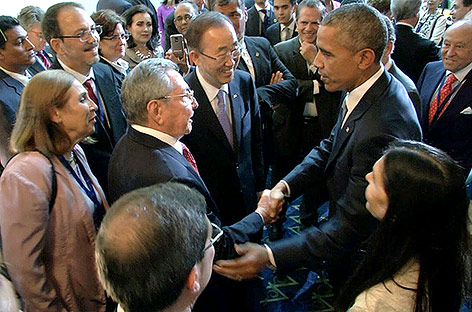 Handschlag zwischen US-Präsident Obama und Kubas Präsident Raul Castro
