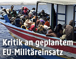 Flüchtlingsboot vor libyscher Küste