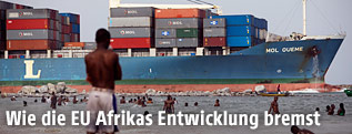 Cargoschiff in Lagos