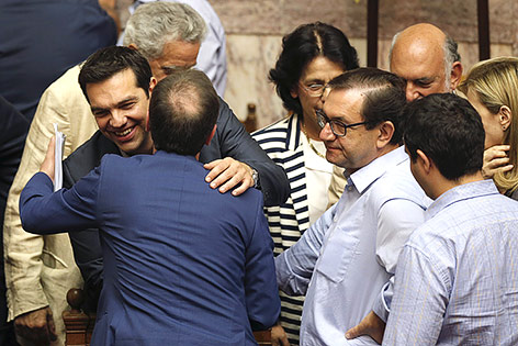 Griechischer Premier Tsipras wird umarmt