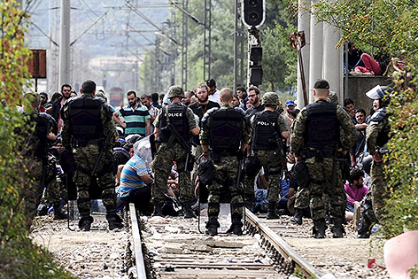 Mazedonische Polizei und Flüchtlinge an der griechisch-mazedonische Grenze