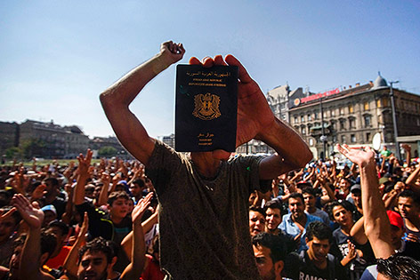 Flüchtling zeigt seinen Pass