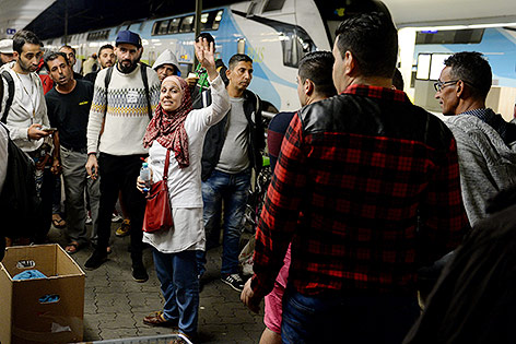 Flüchtlinge und Helfer am Westbahnhof