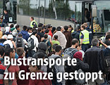 Flüchtlinge warten auf Busse in Nickelsdorf