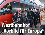 Flüchtlinge kommen am Westbahnhof an