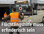 Flüchtlingshelfer weist Bus ein
