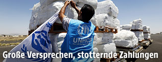 UNHCR-Mitarbeiter mit Hilfsgütern