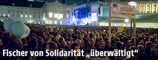 Besucher beim Konzert "Voices for Refugees" auf dem Heldenplatz in Wien