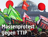 Massendemonstration mit "Stoppen Sie TTIP"-Bannern in Berlin