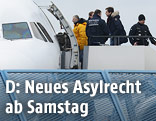 Abgelehnte Asylbewerber steigen am Baden-Airport in Rheinmünster in ein Flugzeug