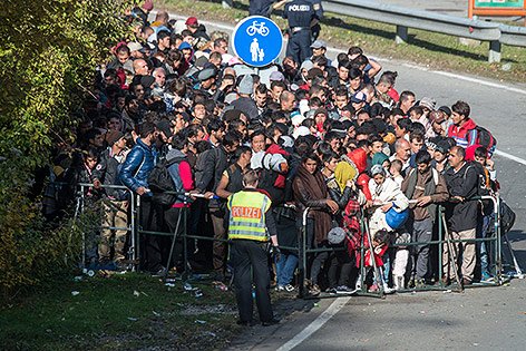 Flüchtlinge vor einem Grenzübergang von Österreich nach Deutschland