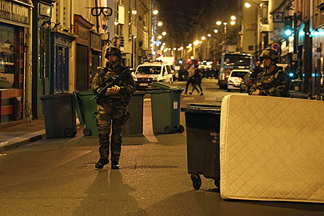 Soldaten sichern eine Straße nahe des Terroranschlages