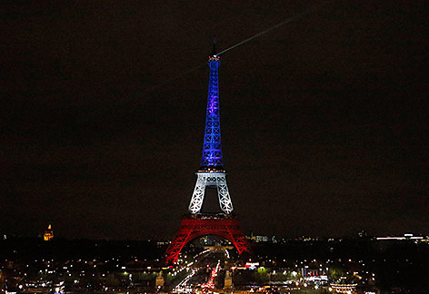 Eiffelturm in Paris in den Farben rot, weiß und blau